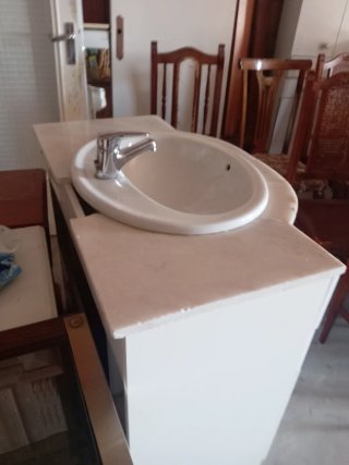Mueble de baño con lavabo y grifo