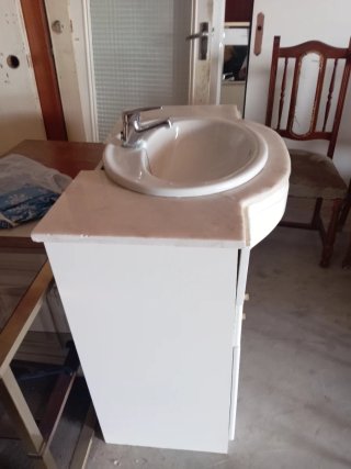 Mueble de baño con lavabo y grifo