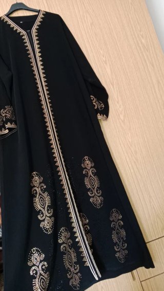3abayas Negras con Detalles Dorados