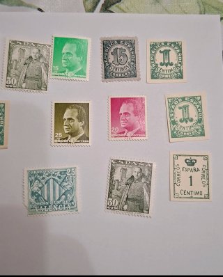 Sellos Españoles de época y uno  extranjero.
