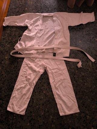 Kimono Karate Blanco con Cinturón