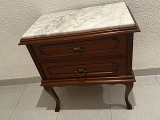 Tocador madera y mármol  2 veladores y espejo