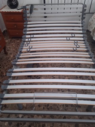 Cama articulada con mando. Incluye colchón.