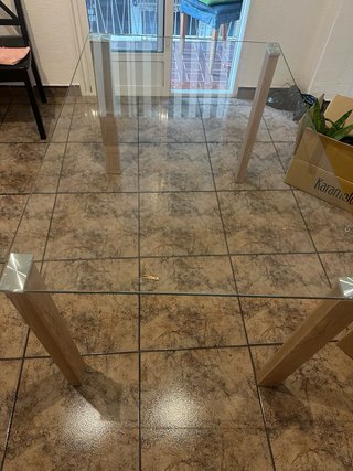 Mesa Comedor Cristal y 4 sillas blancas y negras