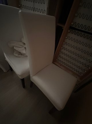 Mesa Comedor Cristal y 4 sillas blancas y negras