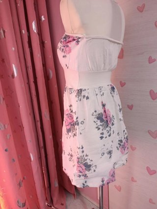 Vestido de verano floral blanco y rosa