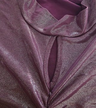 Top brillante morado con fruncido