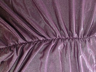Top brillante morado con fruncido