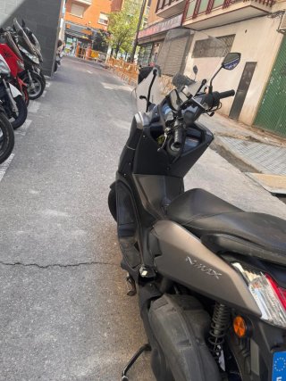 Alquiler Moto Yamaha NMAX Scooter Negra