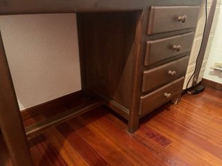 Escritorio de madera con cajones