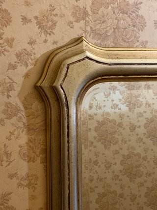 Grande specchio con cornice a vassoio in legno