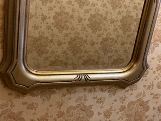 Grande specchio con cornice a vassoio in legno