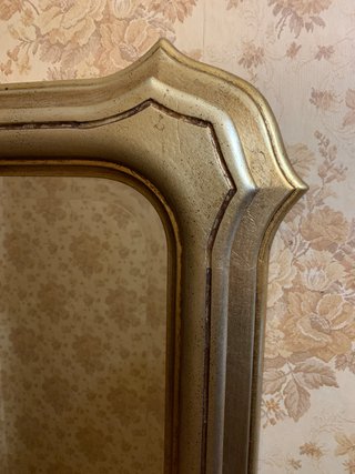 Grande specchio con cornice a vassoio in legno