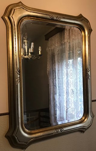 Grande specchio con cornice a vassoio in legno