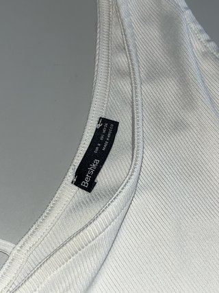 Top asimétrico Bershka blanco