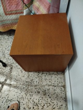 Mesita de noche de madera con 2 cajones