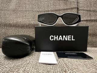 Occhiali da sole Chanel neri e bianchi