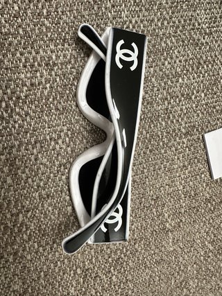 Occhiali da sole Chanel neri e bianchi