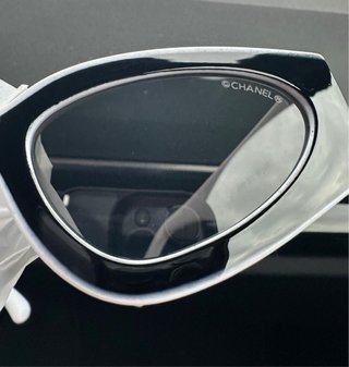 Occhiali da sole Chanel neri e bianchi
