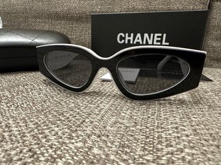 Occhiali da sole Chanel neri e bianchi
