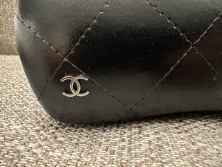 Occhiali da sole Chanel neri e bianchi