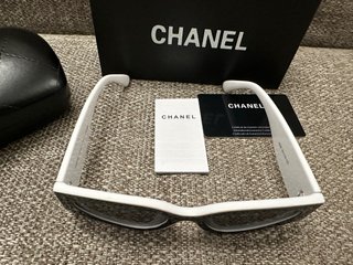 Occhiali da sole Chanel neri e bianchi