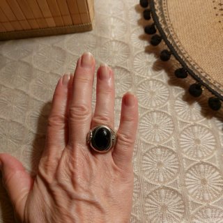 Anello vintage Versace con pietra nera cabochon.