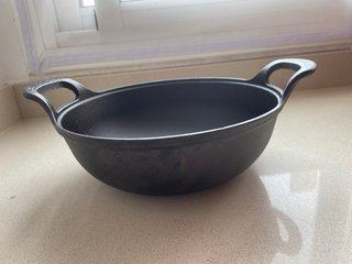 Olla de hierro fundido con asas