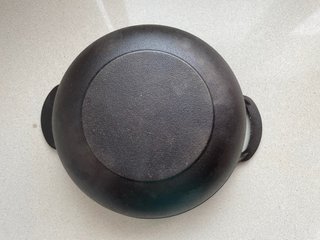Olla de hierro fundido con asas