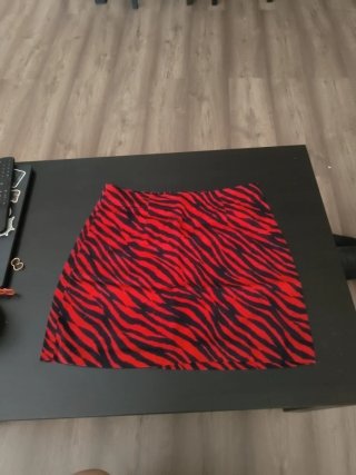 Falda cebra roja y negra