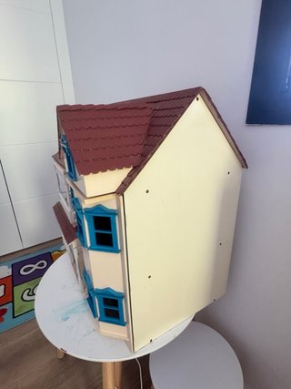 Casa de muñecas de madera