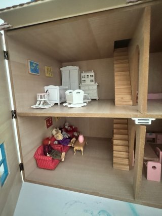 Casa de muñecas de madera