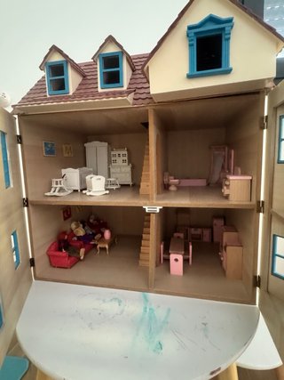 Casa de muñecas de madera