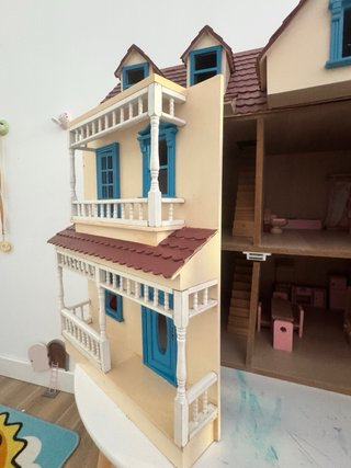 Casa de muñecas de madera