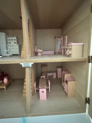 Casa de muñecas de madera