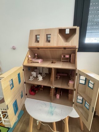 Casa de muñecas de madera