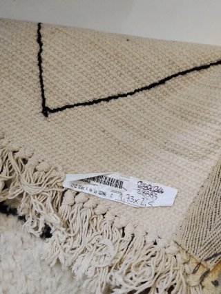 Alfombra de lana beige y negra