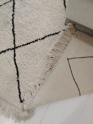 Alfombra de lana beige y negra