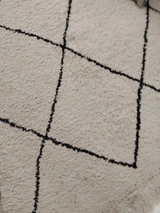 Alfombra de lana beige y negra