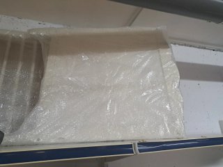 Cuna de madera blanca con colchón casi nueva