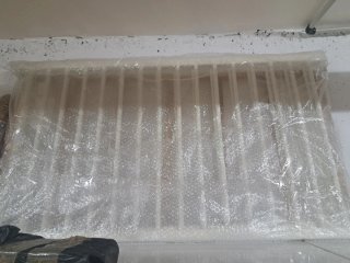 Cuna de madera blanca con colchón casi nueva