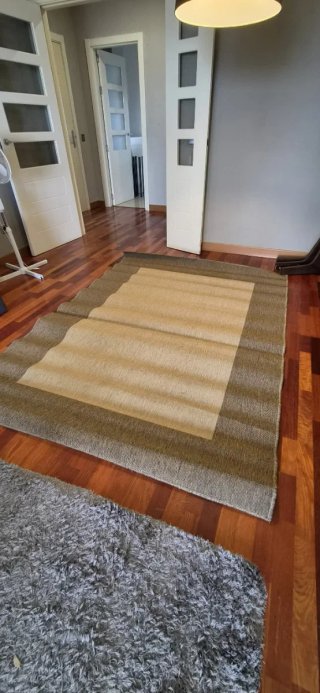Alfombra de polipropileno beige y marrón