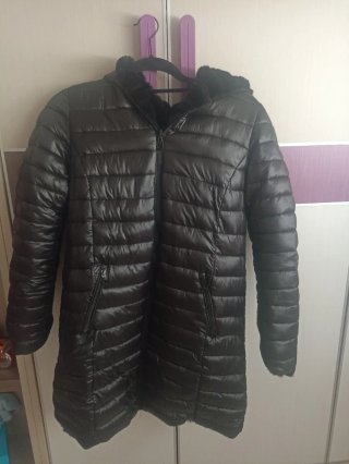 Abrigo reversible negro (pelos y plumas)