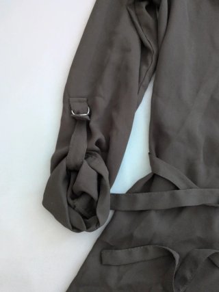 Blusa verde oliva con cinturón