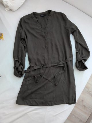 Blusa verde oliva con cinturón