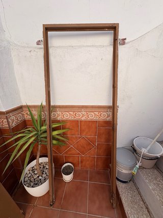 Puerta de hierro marrón