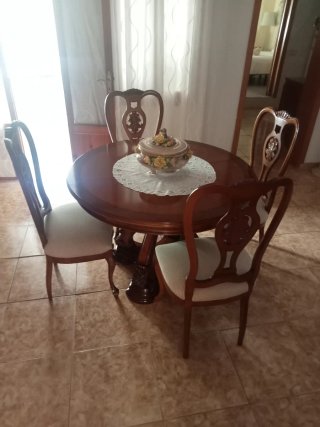 Mueble de comedor de madera