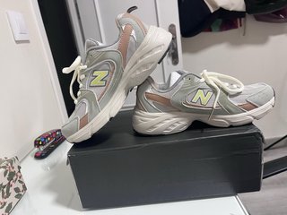 Zapatillas New Balance grises y rosas
