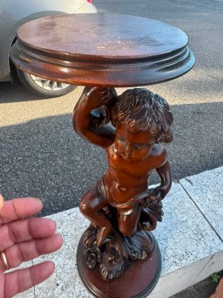 Gueridon scultore in Noce