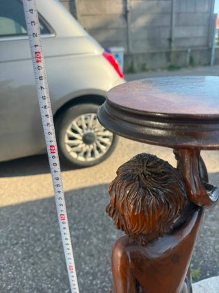 Gueridon scultore in Noce